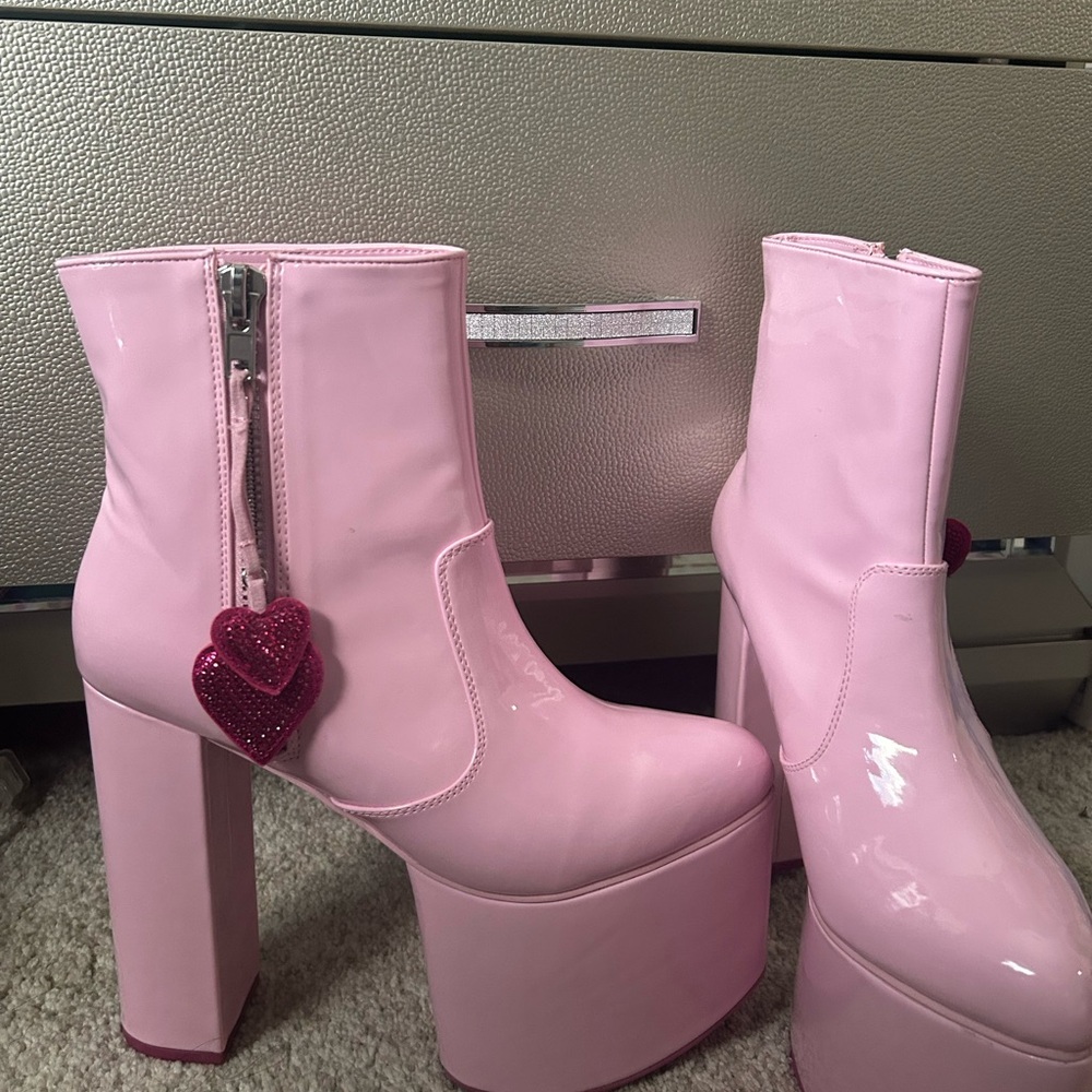 NWOT Sugar Thrillz Heart Stompers